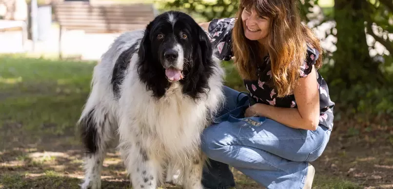 (©John Kücükcay/VHW): Sabine Rauscher, ihr siebenköpfiges Projektmitarbeiter:innen-Team  sowie rund 100 freiwillige Pflegestellen und ca. 50 Freiwillige für Gassi-Dienste und Tierversorgung  sind für die Haustierhalter:innen in Wien da.