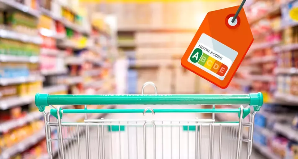 Einkaufswagen im Supermarkt und Nutri-Score Label